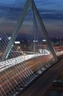Движение на подвесном мосту, Леонард П. Заким Банкер Хилл Бридж, Чарльз Ривер, Бостон, Массачусетс, США — стоковое фото
