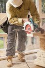 Carpinteiro usando uma serra circular em pregos — Fotografia de Stock
