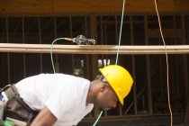 Carpenter preparing to work on scaffold — стокове фото