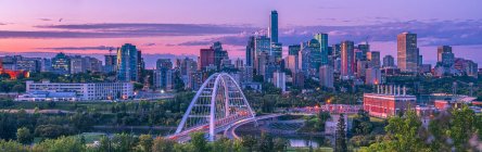 Skyline de Edmonton ao entardecer com um brilho rosa; Edmonton, Alberta, Canadá — Fotografia de Stock