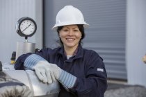 Portrait de femme ingénieure de la puissance avec capteur de pression à la centrale — Photo de stock