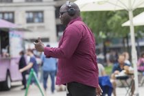Людина з Адхдом користується мобільним телефоном на вулицях міста — стокове фото