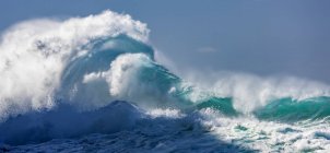 Scenic view of huge foamy wave in ocean — Stock Photo