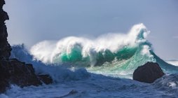 Пейзаж огромной пенной волны в океане — стоковое фото
