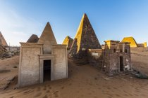 Pirámides y capilla reconstruida en el cementerio norte de Begarawiyah, Meroe, estado del norte, Sudán - foto de stock