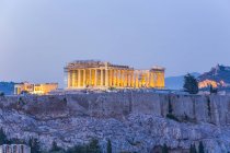 Antiche rovine dell'Acropoli di Atene illuminate al crepuscolo; Atene, Grecia — Foto stock