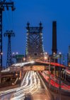 Tráfico entrando y saliendo en Queensboro Bridge, Midtown Manhattan; Nueva York, Nueva York, Estados Unidos de América - foto de stock