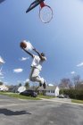 Uomo con Sindrome di Williams che gioca a basket — Foto stock