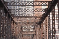 Железный пешеходный мост в городе, Northern Avenue Bridge, Fort Point Channel, Бостон, Массачусетс, США — стоковое фото