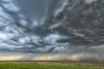Dramatic storm clouds during a thunderstorm on the prairies; Val Marie, Saskatchewan, Canada — Stock Photo