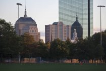 Бейсбольне поле з будівлями в місті, John Hancock Tower, Teddy Ebersol Field, Back Bay, Boston, Massachusetts, Usa — стокове фото