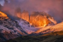 Die Berge rund um und innerhalb des Torres del Paine Nationalparks im Süden Chiles, aufgenommen bei Sonnenaufgang; Torres del Paine, Chili — Stockfoto