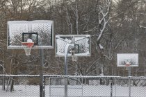 Basketballkörbe in einem Park nach Schneesturm, Boston common, Boston, suffolk county, massachusetts, usa — Stockfoto