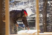 Carpenter a hammer lifting rafter for house construction — Stock Photo