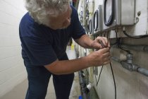 Ingegnere che collega il cavo elettrochimico della sonda del sensore O2 al metro nell'impianto di trattamento delle acque — Foto stock