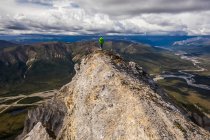 Ein Wanderer, der vorsichtig über Klippen in der Nähe des Gipfels des Sukakpak-Gebirges in der Brooks Range schreitet; Alaska, Vereinigte Staaten von Amerika — Stockfoto
