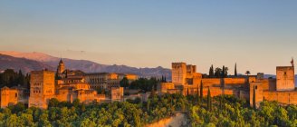 Alhambra, ein Palast- und Festungskomplex, in der Abenddämmerung; Granada, Andalusien, Spanien — Stockfoto