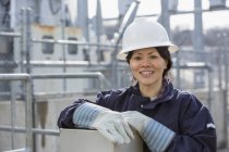 Retrato de la ingeniera de potencia femenina en la central eléctrica - foto de stock