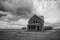 Ancienne ferme dans les Prairies ; Saskatchewan, Canada — Photo de stock
