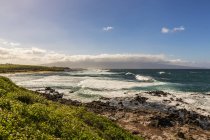 Vue panoramique sur un paysage majestueux avec vague océanique — Photo de stock