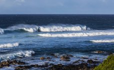 Мальовничий вид на величний пейзаж з океанічною хвилею — стокове фото