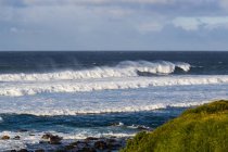 Vista panorámica del majestuoso paisaje con olas oceánicas - foto de stock