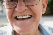 Крупним планом літній дорослий чоловік посміхається — стокове фото