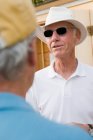 Старший чоловік у сонцезахисних окулярах — стокове фото