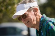 Бічний профіль літнього чоловіка, який посміхається — стокове фото