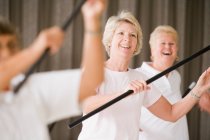 Primo piano di una donna anziana che esercita in una classe di esercizio — Foto stock