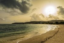 Lever de soleil sur Dickenson Bay, St. Johns, Antigua-et-Barbuda — Photo de stock