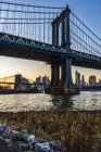 Manhattan Bridge at sunset, Brooklyn Bridge Park; Brooklyn, Nueva York, Estados Unidos de América - foto de stock