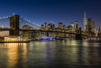Manhattan skyline and Brooklyn Bridge at twilight, Brooklyn Bridge Park; Brooklyn, New York, United States of America — Stock Photo