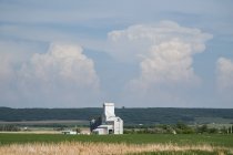 Gewitter über einem Getreideaufzug in der kanadischen Prärie; saskatchewan, Kanada — Stockfoto