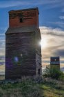 Abandoned and weathered grain elevator at sunset on the Canadian Prairies; Swift Current, Saskatchewan, Canada — Stock Photo