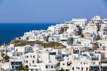 Población de Grota con las casas blancas tradicionales y vistas al Mar Egeo; Grota, Isla Naxos, Cícladas, Grecia. - foto de stock