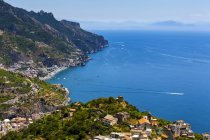 Amalfi y barcos en la Bahía de Salerno a lo largo de la costa de Amalfi; Amalfi, Salerno, Italia. - foto de stock