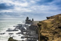 Vista panorâmica dos penhascos de Londrangar em Snaefellsness; Islândia — Fotografia de Stock