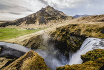 Skogafoss, uma cachoeira marcante, e Skoga River; Islândia — Fotografia de Stock