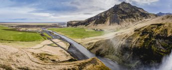 Skogafoss, una cascada histórica, y el río Skoga; Islandia. - foto de stock