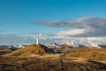Faro di Reykjanes, il più antico faro d'Islanda, sulla collina di Baejarfell, nella penisola di Reykjanes; Islanda — Foto stock