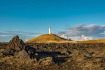 Рейкьярский маяк, старейший маяк в Исландии, на холме Баярфелл в Рейкьявике; Исландия — стоковое фото