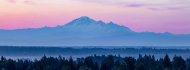 Snow-covered Mount Baker at sunset, viewed from British Columbia; British Columbia, Canada — стокове фото