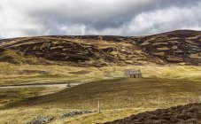 Cabaña de crofters solitarios; Glen Clunie, Escocia - foto de stock