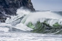 Живописный вид на величественный пейзаж с океанской волной — стоковое фото
