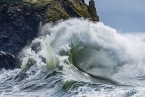 Surfer haut arrive sur la côte de Washington lors d'une tempête d'octobre ; Ilwaco, Washington, États-Unis d'Amérique — Photo de stock