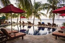 Piscina en un resort; Amed, Bali, Indonesia - foto de stock