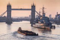 Сценічний вид на Тауерський міст через Темзу; Лондон, Англія. — стокове фото
