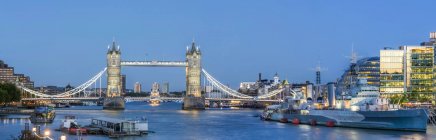 Vista panorâmica da Tower Bridge sobre o Rio Tâmisa; Londres, Inglaterra — Fotografia de Stock