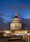 Vista panoramica della Cattedrale di San Paolo al tramonto; Londra, Inghilterra — Foto stock